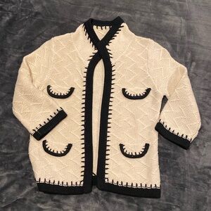 Beautiful detailed shirt sweater in cream with black edges